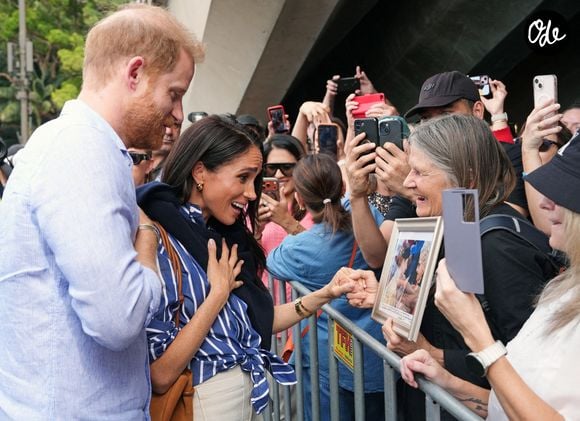 Le duc et la duchesse de Sussex une photo encadrée de Harry aux côtés de sa mère, Daphne Dunn, alors qu'ils arrivent aux marches « Man O'War », à côté de l'Opéra de Sydney, lors du quatrième jour de leur voyage royal en Australie. Date de la photo : vendredi 17 avril 2026. Crédit photo : Jonathan Brady/PA Wire