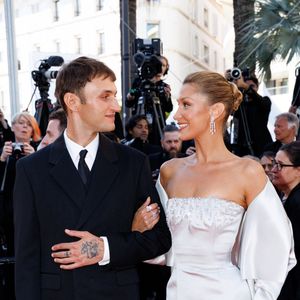 Anwar Hadid et sa soeur Bella - Montée des marches du film " Garance " lors du 79ème Festival International du Film de Cannes, le 17 mai 2026. © Jacovides-Moreau / Bestimage