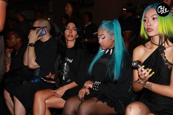 Il n'a échappé à personne qu'elle avait deux nouveaux piercings sur la lèvre supérieure.

Danielle Levi, North West au défilé Vetements Collection Homme Prêt-à-Porter Printemps/Eté 2027" lors de la Fashion Week de Paris, le 26 juin 2026. © Florian Lavielle / Bestimage