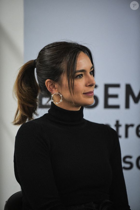 La Française Marine Lorphelin, médecin généraliste, mannequin et Miss France 2013, regarde pendant une visite de presse au Centre de ressources et de compétences de la mucoviscidose (CRCM) à l'hôpital Necker-Enfants malades - AP-HP à Paris, France, le 4 décembre 2023. Photo by Firas Abdullah/ABACAPRESS.COM