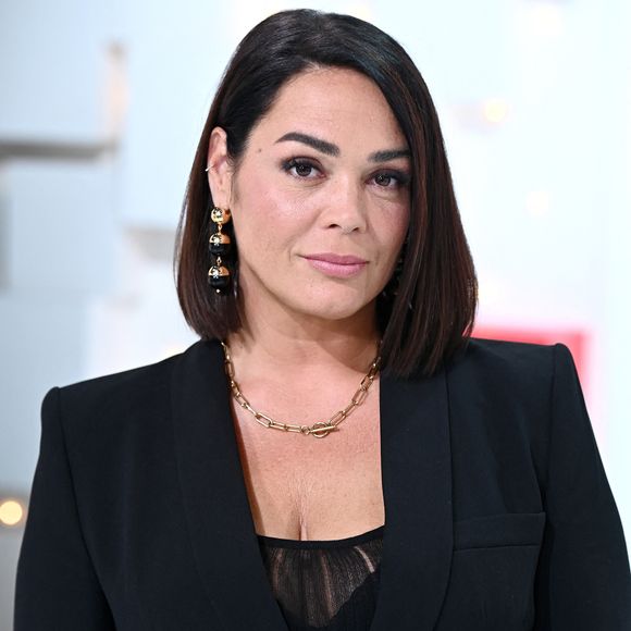 Ravie de la bienveillance et du respect des habitants qui la reconnaissent, elle n'envisage absolument pas de retourner vivre à Paris un jour.

Exclusif - Lola Dewaere - Enregistrement de l'émission "Vivement Dimanche" au Studio Gabriel, présentée par M.Drucker, et diffusée sur France 3, de 13h30 à 15h, le 28 août
© Guillaume Gaffiot / Bestimage