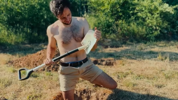 Vianney construit sa cabane seul au milieu de nul part.