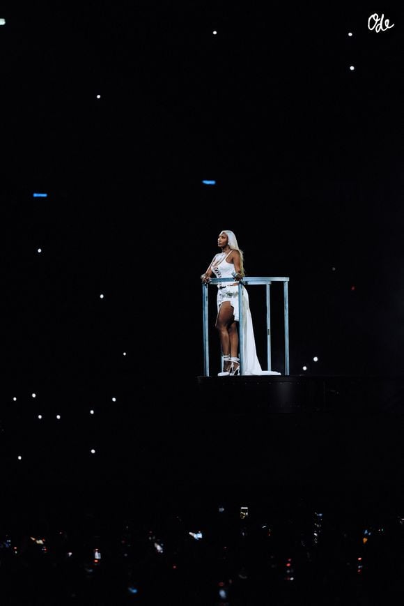 La superstar internationale de la musique Aya Nakamura a porté une tenue Savage X Fenty créée sur mesure lors de son concert d'ouverture au Stade de France, lieu emblématique. Cet ensemble de scène a été conçu par Jill Austin, designer chez Savage X Fenty, réalisé par Alex Navarro et stylisé par Ayoub Agourram. Photo: Tiziano @Tiziano.raw