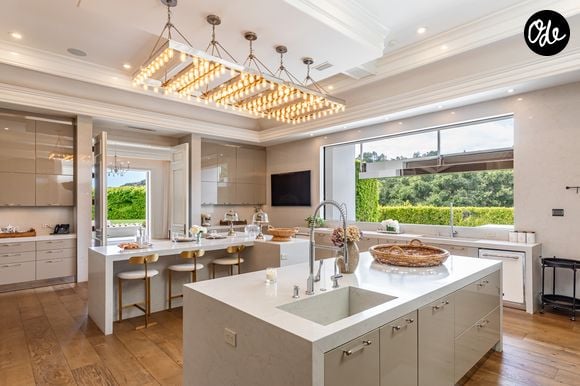 L’ancienne propriété de Ben Affleck et Jennifer Lopez à Beverly Hills s’étend sur près de deux hectares. La résidence compte 12 chambres, 24 salles de bains, une piscine à débordement, un vaste complexe sportif et un garage pouvant accueillir 12 voitures. Crédit photo : Simon Berlyn.