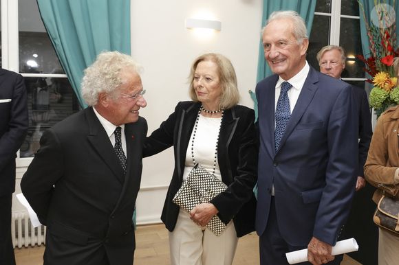 Exclusif - Laurent Dassault, Brigitte et Gérard Longuet lors d'un dîner de la Revue des Deux Mondes à la Maison de l'Amérique Latine à Paris le 15 septembre 2025

© Jack Tribeca / Bestimage