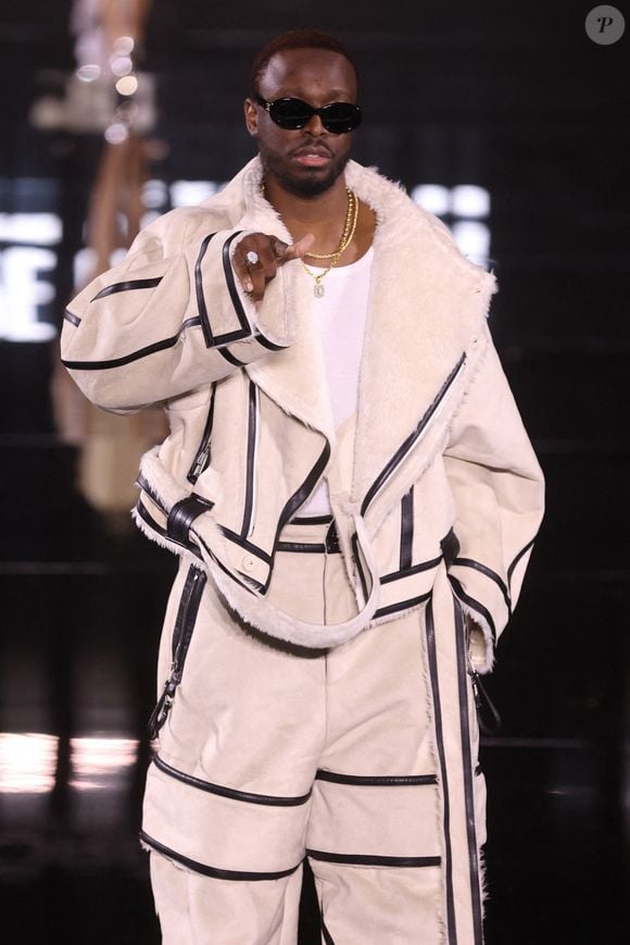 Dadju a rencontré sa femme dans un train.

Dadju défile lors du Défilé L'Oréal Paris - Walk Your Worth dans le cadre de la Semaine de la Mode de Paris à la Tour Eiffel le 01 octobre 2023 à Paris, France. Photo by Jerome Dominé/ABACAPRESS.COM