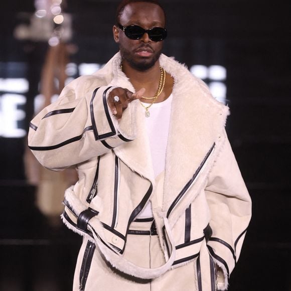 Dadju a rencontré sa femme dans un train.

Dadju défile lors du Défilé L'Oréal Paris - Walk Your Worth dans le cadre de la Semaine de la Mode de Paris à la Tour Eiffel le 01 octobre 2023 à Paris, France. Photo by Jerome Dominé/ABACAPRESS.COM