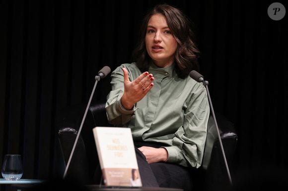 À table, la perte de contrôle émotionnel transforme souvent l’attente de reconnaissance en conflit comme l'a souligné la philosophe et petite-fille de Michel Galabru. 

Exclusif - La philosophe et petite-fille de l'acteur Michel Galabru, Sophie Galabru présente son livre "Nos dernières fois" - Allary Editions, à la Station Ausone-Librairie Mollat à Bordeaux, le 14 mars 2025. © Jean-Marc Lhomer/Bestimage