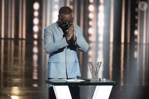 Maitre Gims célèbre après avoir reçu le prix de l'artiste masculin de l'année lors de la 40ème édition des Victoires de la Musique à La Seine Musicale le 14 février 2025 à Boulogne-Billancourt, France. Photo by David NIVIERE/ABACAPRESS.COM