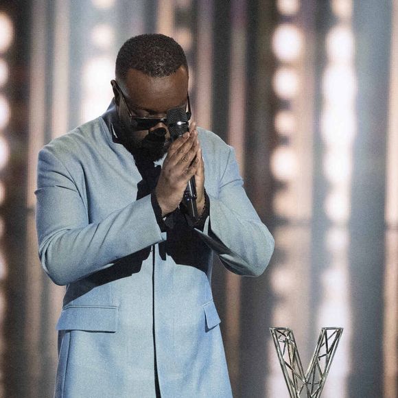 Maitre Gims célèbre après avoir reçu le prix de l'artiste masculin de l'année lors de la 40ème édition des Victoires de la Musique à La Seine Musicale le 14 février 2025 à Boulogne-Billancourt, France. Photo by David NIVIERE/ABACAPRESS.COM
