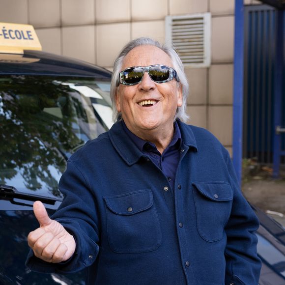 Exclusif - Gilbert Montagne lors du tournage de l'émission "Panique au grand magasin" diffusée le 15 décembre 2025 sur TF1. © Cyril Moreau/Bestimage

CP :

Une fiction coproduite par Jifé, Eléphant Story et 13.34 Productions
En coproduction avec TF1
Réalisée par Julien Bloch, A.Ducret et T.Villa
Écrite par A.Ducret et T.Villa

 

Avec

A.Ducret, T.Villa

Et

 
V.Abril, L.Astier, M.Bernier, N.Aliagas,
F.X.Demaison, C.De Turckheim, A.Duléry, A.Dupérey, P.F.Martin-Laval, M.Gasteuil, M.Mathy, G.Montagné, F.Dubosc, F. Morel, D.Prévost, JC Muaka, É.Poux, ComiqueCartman, ComedienChicandier, P.Croizon, V.Damidot, M.Madenin, T.VDB, LaChateuseSanta, D.Segard, S.Tran, K.Dersé, P.Delaire, K.Fluder, Kody, A.Toupense, Y.Pignot, J.Rachid, V.Reinehr, T.Vauquières, P.Vieux, R.Le Costaud, S.Périssé, M.Frenna

Et avec la participation amicale de

C.Beaugrand, F.Bollaert, G.Bouleau, S.Devillers, I.Ithurburu, AE.Lemoine, ML.Méliyi, M.Stefani, B.Toussaint

 

L'année dernière la boite de nuit le Passo Club était au bord de la fermeture, mais fut sauvé in extremis et même relancé par Arnaud (ADucret) aidé par toute sa famille.

Cette année c'est le Grand Magasin de la région qui est au bord de la fermeture. Entre crise générale et pression du e-commerce, ce rendez-vous mythique du shopping pourrait voir fermer ses portes, sous la pression de la banquière.

Pour l'aider dans cette lourde tâche, le patron du Grand Magasin fait appel à un nouveau Golden Boy : Arnaud qui, en 1 an, s'est métamorphosé. Fusion de Bernard Tapie et de Philippe Etchebest, il sauve tout ce qu'il touche : une auto-école, une usine, un restaurant... Sa mission sauver ce Grand Magasin et utiliser les fêtes de Noël pour réaliser son chiffre d'affaire et relancer la dynamique. Epaulé par son bras droit (T.Villa) ses parents (M.Bernier et L.Astier) et une pléiade de Stars qui vont l'aider dans ce " PANIQUE AU GRAND MAGASIN " !