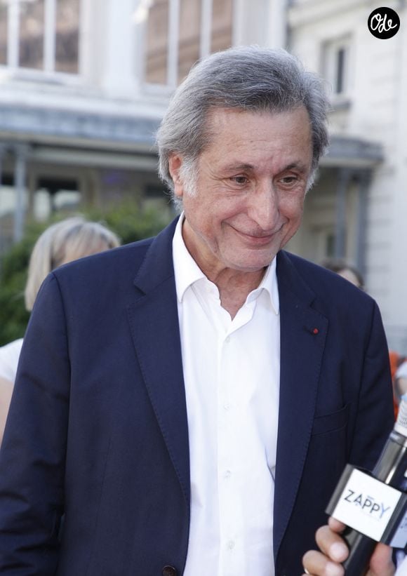 Sa première adjointe, Mandy Graillon, assure la gestion des affaires courantes.

Patrick de Carolis - Personnalités lors de la 2ème édition du Festival du Cinéma Français et Gastronomie d'Aix-les-Bains. Le 7 juin 2023
© Denis Guignebourg / Bestimage