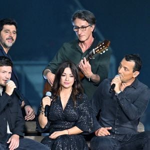 Patrick Fiori, Francine, Christophe Mondoloni, Jérome Ciosi à la guitare et Joseph Pastinelli durant Corsu Mezu Mezu, le concert emmené par Patrick Fiori qui a eu lieu au stade Orange Vélodrome à Marseille, le 22 mai 2026, diffusé le 28 août sur France 3.. © Bruno Bebert/Bestimage