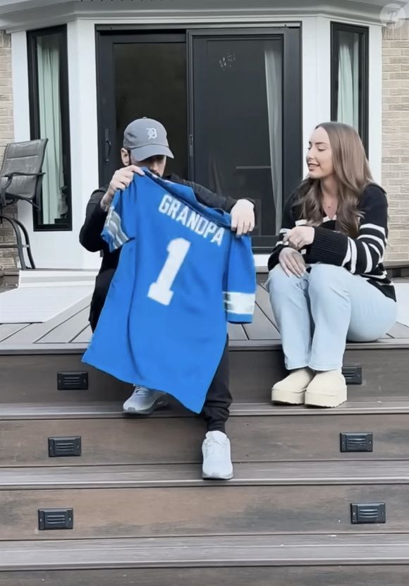 Sa fille Hailie Jade a donné naissance à un garçon prénommé Elliot Marshall.

Capture du clip d'Eminem dans lequel il découvre la grossesse de sa fille. Photo par Backgrid UK/ Bestimage