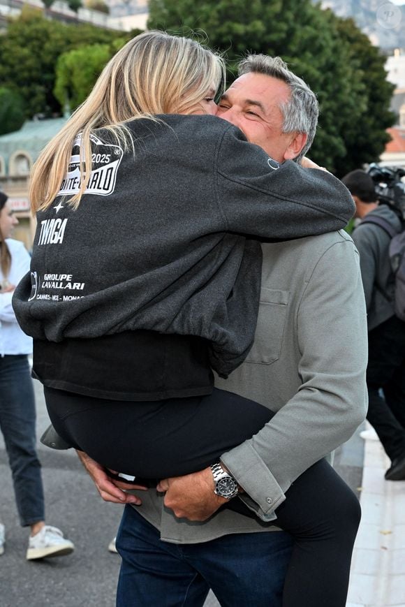 Camille Gottlieb, la fille de la princesse Stéphanie et de Jean Raymond Gottlieb, est au départ du 9ème E-Rallye de Monte-Carlo, en tant que co-pilote de son amie Margaux Grundstein au volant d'une volvo, sur la place du Casino à Monaco, le 15 octobre 2025. Pour leur 2eme participation à ce Rallye, l'équipage monégasque souhaite conserver son titre, 1ère au classement consommation FIA, Trophée Enliten FIA Ecorally 2024. Ici, elle est dans les brse de son père JR Gottlieb.
© Bruno Bebert / Bestimage