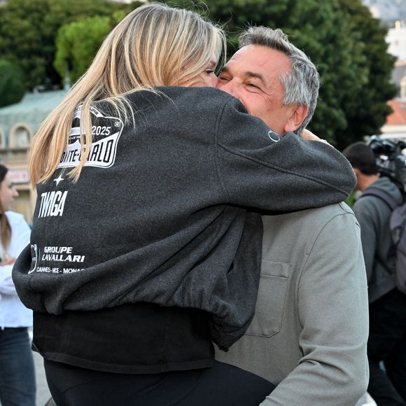 Camille Gottlieb, la fille de la princesse Stéphanie et de Jean Raymond Gottlieb, est au départ du 9ème E-Rallye de Monte-Carlo, en tant que co-pilote de son amie Margaux Grundstein au volant d'une volvo, sur la place du Casino à Monaco, le 15 octobre 2025. Pour leur 2eme participation à ce Rallye, l'équipage monégasque souhaite conserver son titre, 1ère au classement consommation FIA, Trophée Enliten FIA Ecorally 2024. Ici, elle est dans les brse de son père JR Gottlieb.
© Bruno Bebert / Bestimage