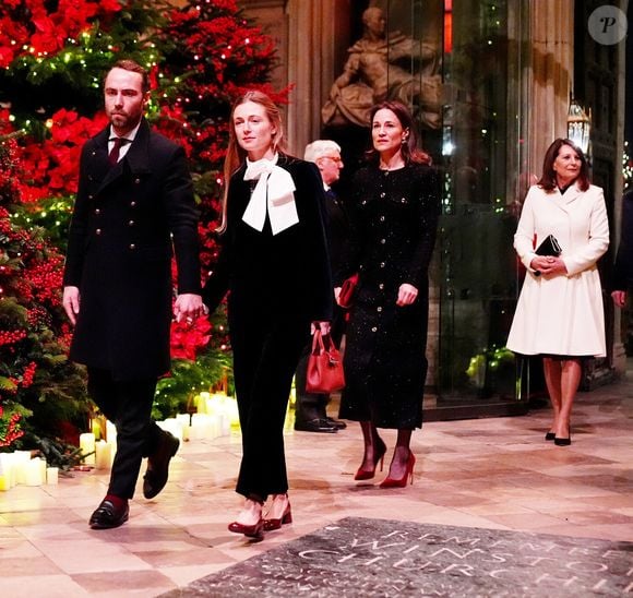 James Middleton et son épouse Alizee Thevenet, Pippa Middleton et Carole Middleton lors de la cérémonie de Noël à l'abbaye de Westminster à Londres © Alpha Press/Bestimage