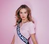 Un modèle rétro, en maille texturée avec des détails perlés.

Miss Normandie, Victoire Dupuis - Portrait officiel des 30 candidates au concours Miss France 2026