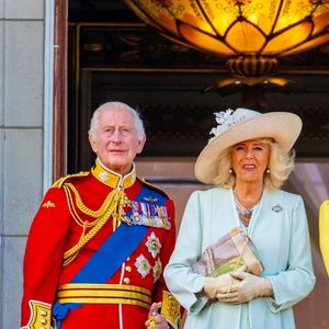 Selon lui, la règle d'or est bien de ne pas parler de la famille royale "Ne parlez en aucun cas de la famille royale", inscrit-il en titre. 


Kate Middleton, princesse Charlotte, le roi Charles III, la reine Camilla, la duchesse Sophie, au Trooping the colour