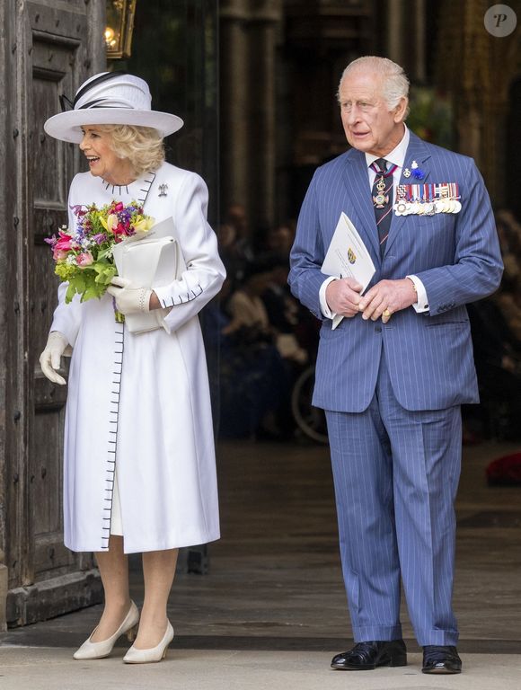 Certains Britanniques regrettent un portrait peu fidèle à la personnalité chaleureuse du roi.

La famille royale britannique et les personnalités lors du service d'action de grâce à l'abbaye de Westminster à Londres, à l'occasion du 80ème anniversaire du jour de la Victoire en Europe (VE Day), le 8 mai 2025 @Backgrid UK/ Bestimage