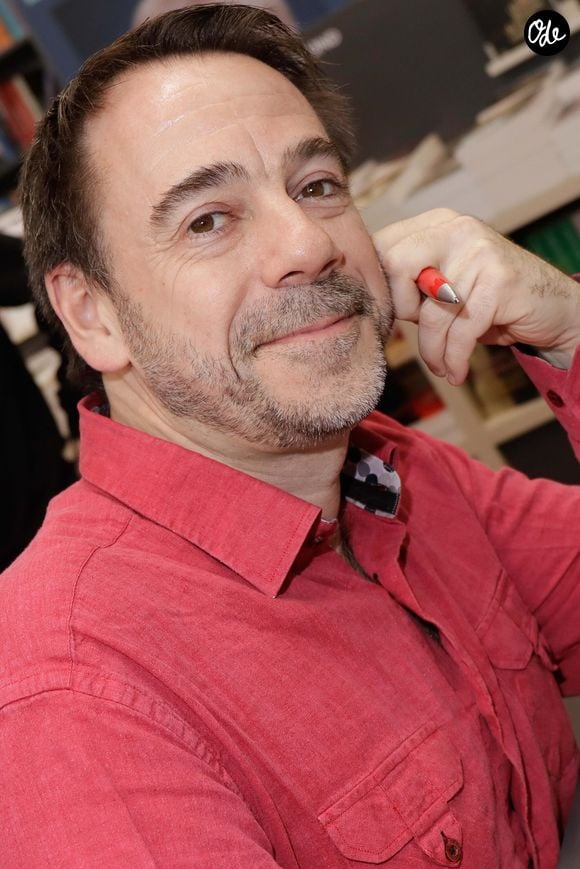 Michel Bussi posant lors d'une séance photo à Paris, en France, en mars 2017. Photo : VIM/ABACAPRESS.COM