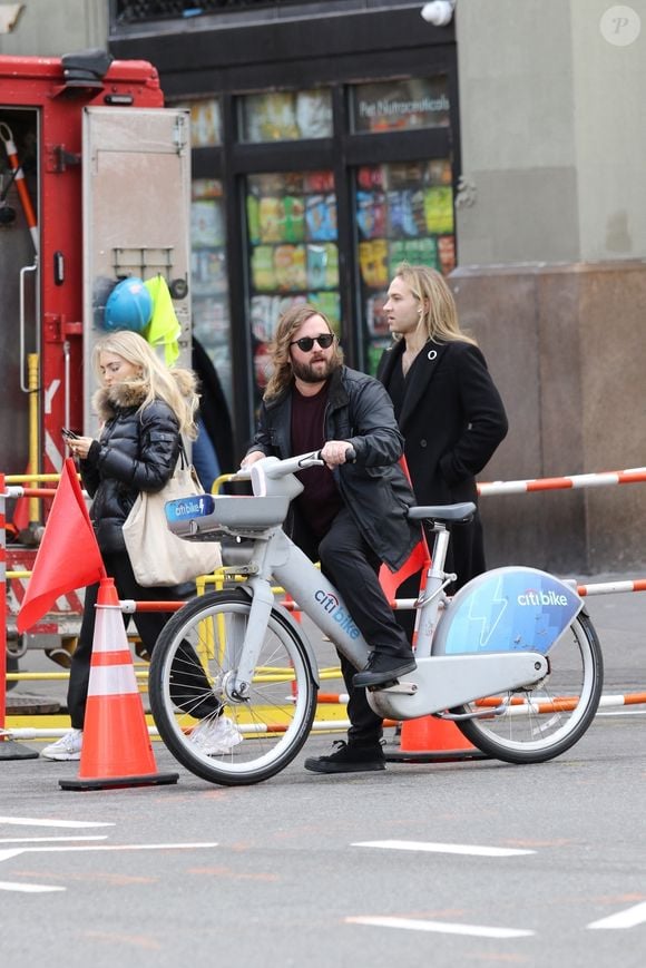 L'enfant star Haley Joel Osment, connu pour "Le Sixième Sens" et "Forrest Gump", est complètement méconnaissable avec ses cheveux longs et sa barbe épaisse alors qu'il roule sur un Citibike dans le quartier de West Village à Manhattan.
©Backgrid USA / Bestimage