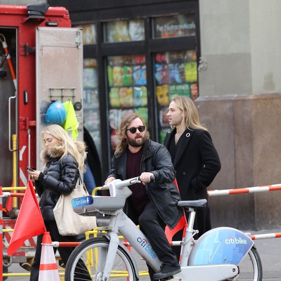 L'enfant star Haley Joel Osment, connu pour "Le Sixième Sens" et "Forrest Gump", est complètement méconnaissable avec ses cheveux longs et sa barbe épaisse alors qu'il roule sur un Citibike dans le quartier de West Village à Manhattan.
©Backgrid USA / Bestimage