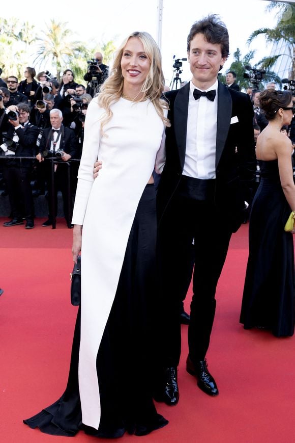 Cette apparition marque la première sortie publique du fils de Bernard Arnault avec la jeune femme, jusque-là très discrète médiatiquement. 

La comtesse Victoria von Faber-Castell , Jean Arnault - Montée des marches du film " El Ser Querido " lors du 79ème Festival International du Film de Cannes, le 16 mai 2026. © Olivier Borde / Bestimage