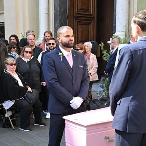 La cérémonie a davantage attiré les nombreux fans de Loana, comme a pu le rapporter "TV Mag". 

Delphine, une amie proche de Loana, Steevy Boulay, Alexia Laroche-Joubert, Julie et Christophe Mercy, Violette Petrucciani (mère de Loana) - Sorties des obsèques de Loana Petrucciani en la cathédrale Sainte-Réparate à Nice le 10 avril 2026. L'ancienne star de téléréalité a été retrouvée morte dans son appartement niçois par les autorités, le 25 mars dernier. © Bruno Bebert/Bestimage