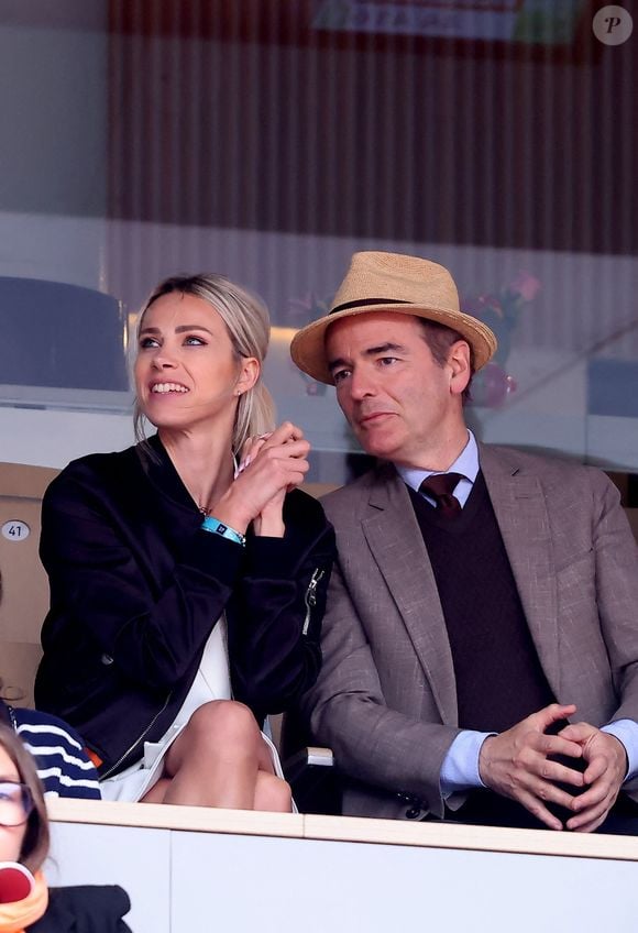 Marion Rousse et Franck Ferrand dans les tribunes lors des Internationaux de France de Tennis de Roland Garros 2025, à Paris, France, le 27 mai 2025. © Jacovides-Moreau/Bestimage