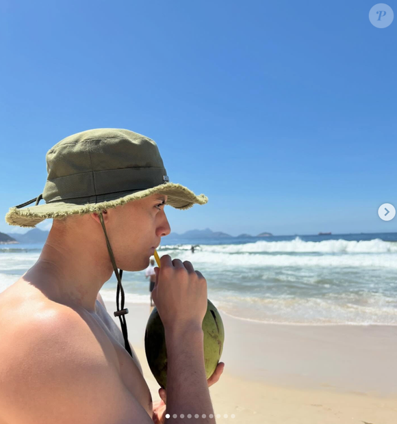 Cette pause ensoleillée lui permet de souffler après une compétition intense.

Capture Instagram - Louis_bielle
