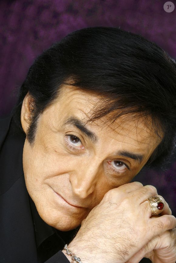 Dick Rivers pose lors d'une séance photo en studio à Paris, France en mai 2006. Photo by Vim/ABACAPRESS.COM