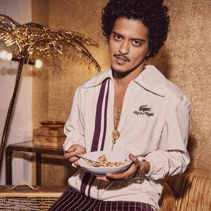 Le chanteur Bruno Mars pose pour la nouvelle campagne de Lacoste de 2025 inspirée par les années 70's. ©  Lacoste via Bestimage