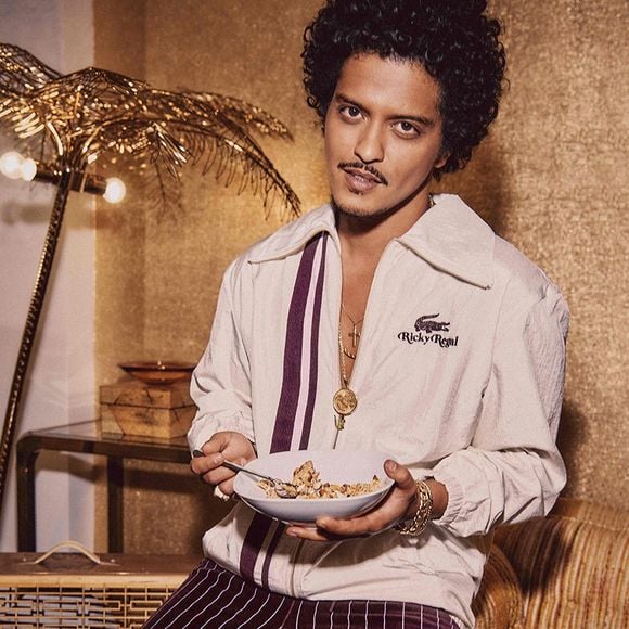 Le chanteur Bruno Mars pose pour la nouvelle campagne de Lacoste de 2025 inspirée par les années 70's. ©  Lacoste via Bestimage