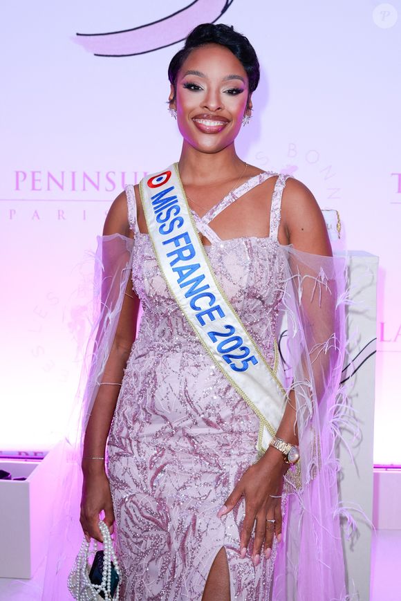 Miss France 2025 Angélique Angarni-Filopon assiste au cocktail de charité Peninsula in Pink lors du lancement du programme au Peninsula Paris le 8 octobre 2025. Photo par David Boyer/ABACAPRESS.COM
