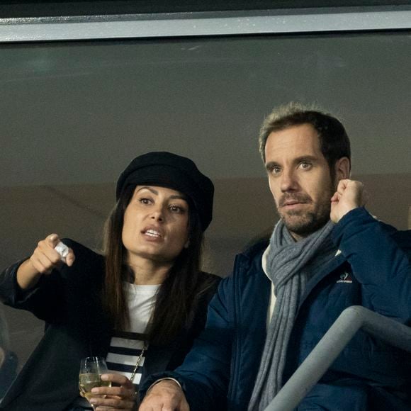 Richard Gasquet et sa compagne Clementine dans les tribunes lors de la demi-finale de la Coupe du Monde de Rugby opposant l'Argentine à la Nouvelle Zélande (6 - 44) au Stade de France à Saint-Denis, France, le 20 octobre 2023. © Cyril Moreau/Bestimage