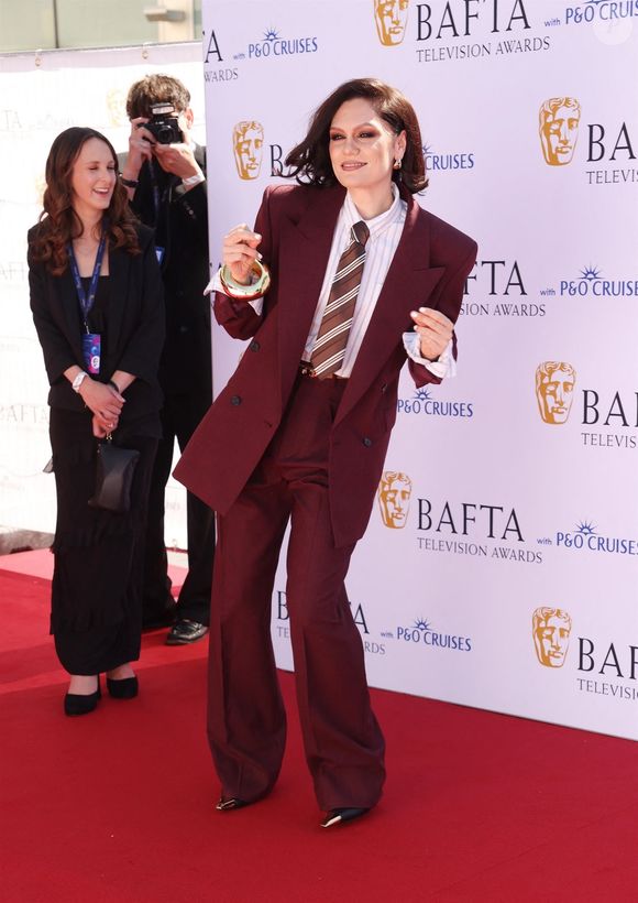 L'acteur Alan Cumming et la chanteuse Jessie J éblouissent sur le tapis rouge des British Academy Television Awards 2025, qui se tiennent au Royal Festival Hall de Londres, ajoutant une touche de star à la prestigieuse cérémonie. Londres - Royaume-Uni. © Backgrid UK/ Bestimage
