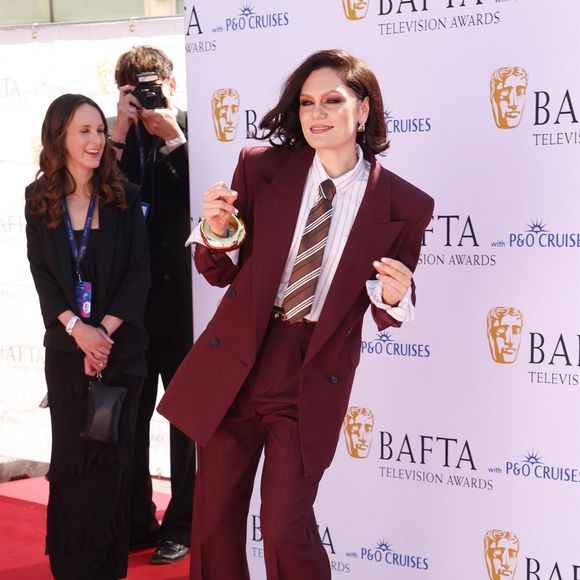 L'acteur Alan Cumming et la chanteuse Jessie J éblouissent sur le tapis rouge des British Academy Television Awards 2025, qui se tiennent au Royal Festival Hall de Londres, ajoutant une touche de star à la prestigieuse cérémonie. Londres - Royaume-Uni. © Backgrid UK/ Bestimage