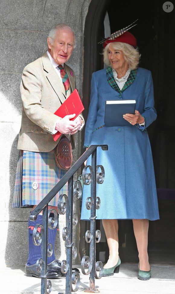 Le roi Charles III d'Angleterre et la reine Camilla (Camilla Parker Bowles, reine consort)  en visite à Crathie Kirk à Balmoral à l'occasion des cérémonies pour leur 20ème anniversaire de mariage le 13 avril 2025. (GOFF INF / BESTIMAGE).