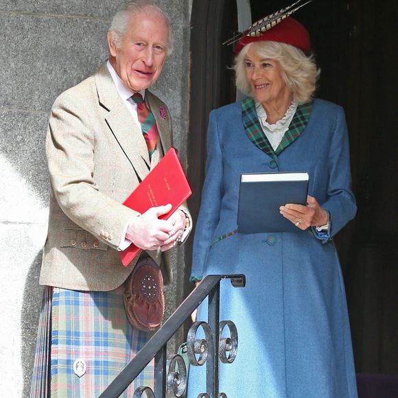 Le roi Charles III d'Angleterre et la reine Camilla (Camilla Parker Bowles, reine consort)  en visite à Crathie Kirk à Balmoral à l'occasion des cérémonies pour leur 20ème anniversaire de mariage le 13 avril 2025. (GOFF INF / BESTIMAGE).