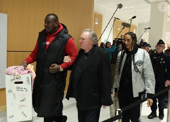 Gérard Depardieu et sa fille Roxane - Procès de Gérard Depardieu pour agressions sexuelles sur deux femmes lors d'un tournage de film en 2021, au tribunal correctionnel de Paris le 27 mars 2025.

© Guignebourg / Clovis / Bestimage