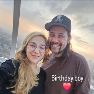 Marilou Berry a célébré l'anniversaire de son mari Alexis sur Instagram.

Marilou Berry pose avec son mari Alexis, artiste.