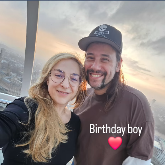 Marilou Berry a célébré l'anniversaire de son mari Alexis sur Instagram.

Marilou Berry pose avec son mari Alexis, artiste.