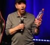 Dans cette séquence, il sparre avec un entraîneur et célèbre son 86e anniversaire avec humour et bonne humeur, rassurant ses fans.

Chuck Norris et sa femme Gena font la promotion de l'eau CForce lors du "Supanova Comic Con and Gaming Expo" au centre de convention de Perth en Australie, le 23 juin 2018.

Backgrid Australia / Bestimage