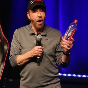 Dans cette séquence, il sparre avec un entraîneur et célèbre son 86e anniversaire avec humour et bonne humeur, rassurant ses fans.

Chuck Norris et sa femme Gena font la promotion de l'eau CForce lors du "Supanova Comic Con and Gaming Expo" au centre de convention de Perth en Australie, le 23 juin 2018.

Backgrid Australia / Bestimage