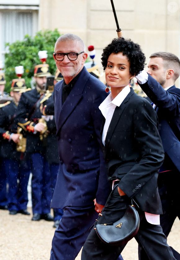L’acteur, papa pour la quatrième fois avec Narah Baptista, profite également de ces moments pour se ressourcer loin de ses tournages et du tumulte médiatique. 

Vincent Cassel et sa compagne Narah Baptista - Arrivées des personnalités au dîner d’État en l’honneur du président brésilien et de sa femme au palais présidentiel de l’Élysée à Paris le 5 juin 2025.

© Jacovides / Moreau / Bestimage