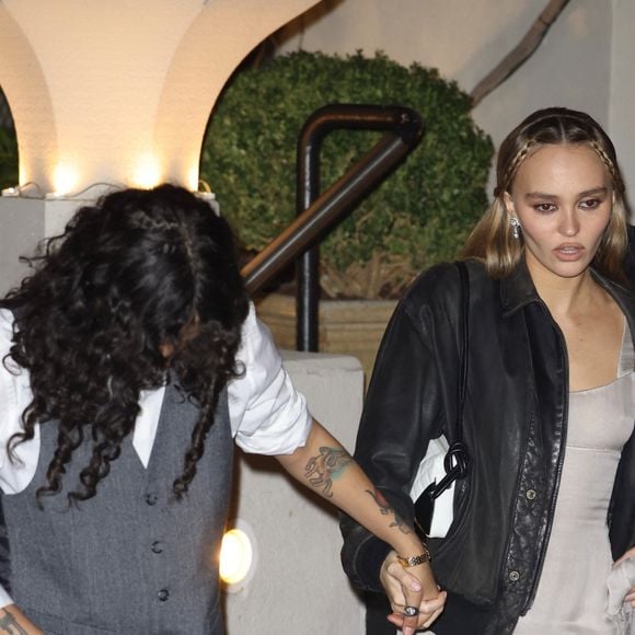 Lily-Rose Depp et 070 Shake quittant à l'avant-première du film "Nosferatu" à Hollywood le 12 décembre 2024