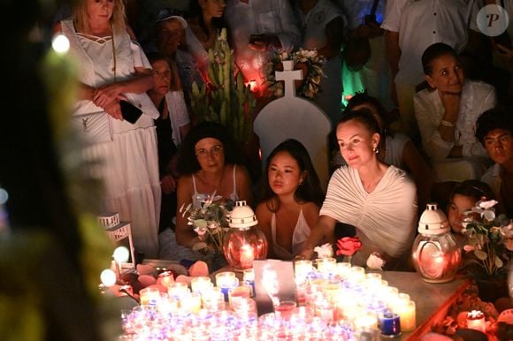Exclusif - Hommage de Laeticia Hallyday et de sa fille Joy pour le huitième anniversaire de la mort de Johnny Hallyday au cimetière de Lorient sur l'île de Saint-Barthélemy, Antilles françaises, France, le 5 décembre 2025. © Xavier Merchet-Thau/Bestimage