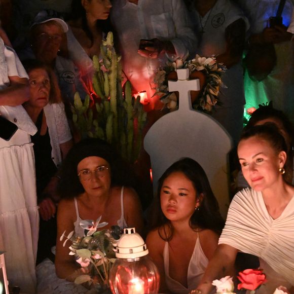 Exclusif - Hommage de Laeticia Hallyday et de sa fille Joy pour le huitième anniversaire de la mort de Johnny Hallyday au cimetière de Lorient sur l'île de Saint-Barthélemy, Antilles françaises, France, le 5 décembre 2025. © Xavier Merchet-Thau/Bestimage