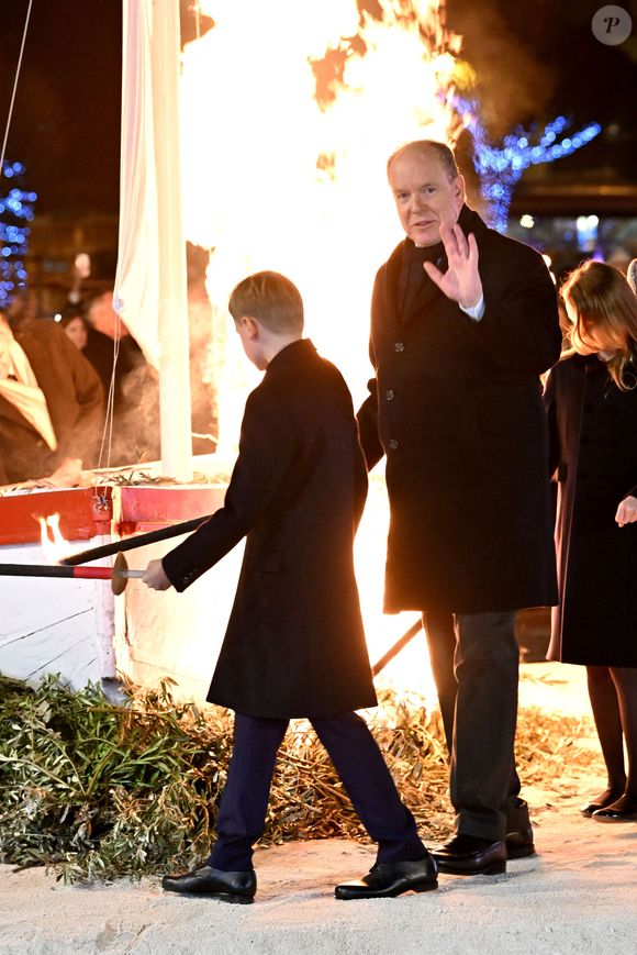 Lors de l’embrasement de la barque, Jacques s’est montré particulièrement appliqué et confiant.

Le prince Albert II de Monaco, sa femme la princesse Charlene de Monaco, leurs enfants le prince héréditaire Jacques, marquis des Baux, la princesse Gabriella, comtesse de Carladès sont au Quai Antoine 1er au port Hercule pour le traditionel embrasement de la barque, le 26 janvier 2026. © Bruno Bebert / Bestimage